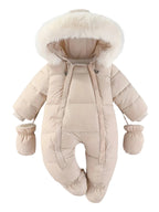 Combinaison bébé hiver beige avec capuche en fausse fourrure, gants assortis, design matelassé, vêtement chaud pour nouveau-né, mode enfant.