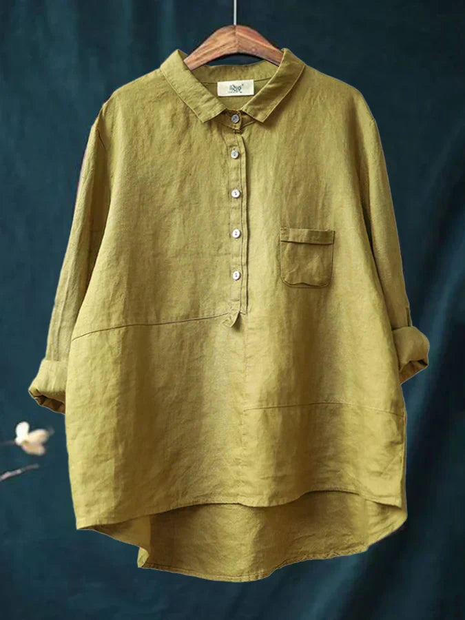 Chemise en lin vert olive pour femme, manches longues, col boutonné, poche poitrine, style décontracté, suspendue sur un cintre en bois.