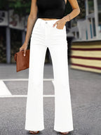 Femme portant un pantalon blanc évasé taille haute, haut noir sans manches, tenant une pochette marron. Mode urbaine chic, tendance et élégante.