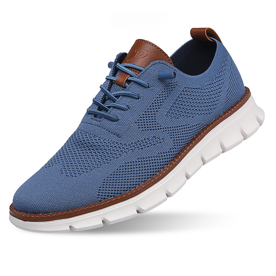Chaussure de sport bleue pour homme avec semelle blanche, lacets assortis et détails marron. Design moderne et confortable, idéale pour la marche.