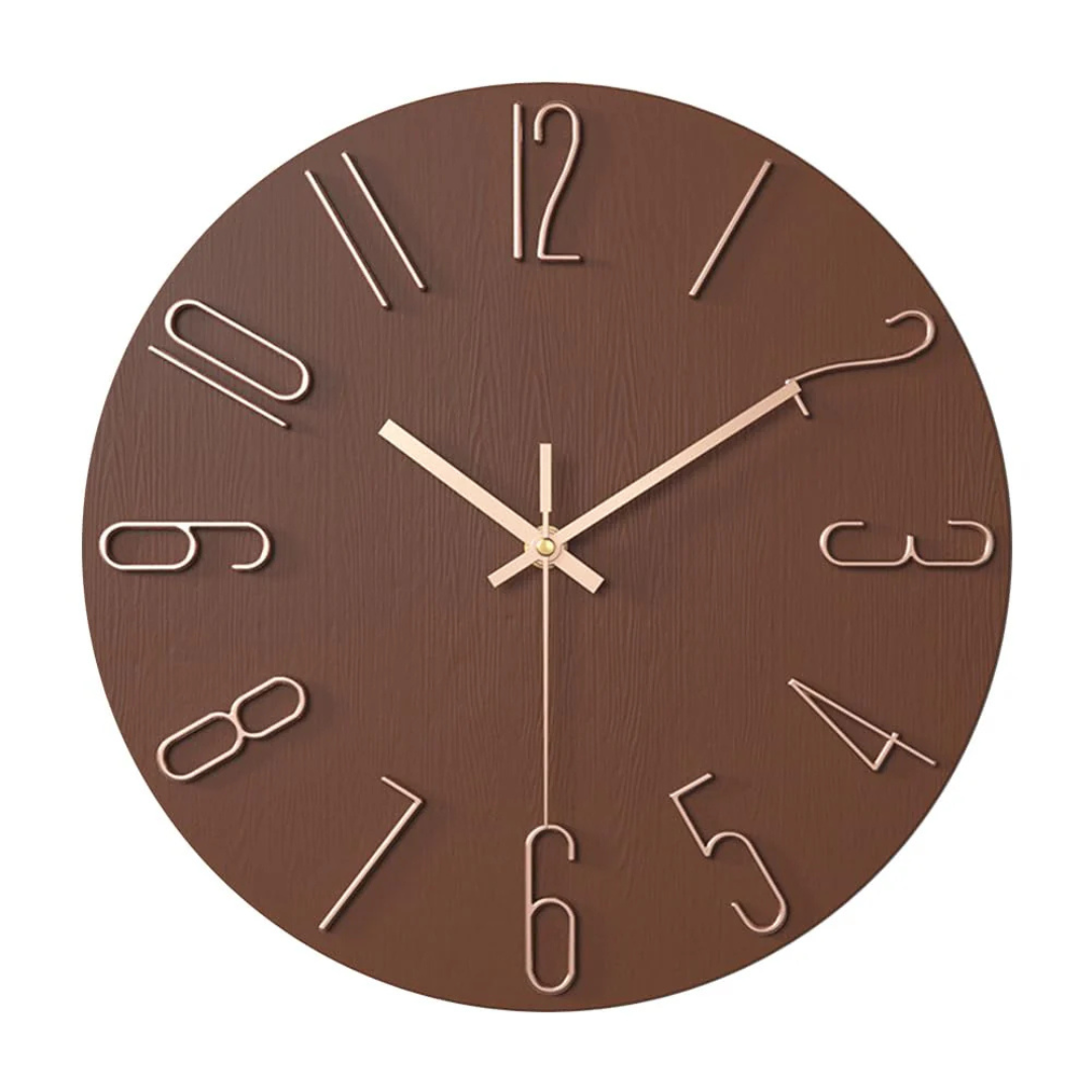 Horloge murale ronde en bois marron avec chiffres dorés modernes et aiguilles dorées, design élégant pour décoration intérieure contemporaine.