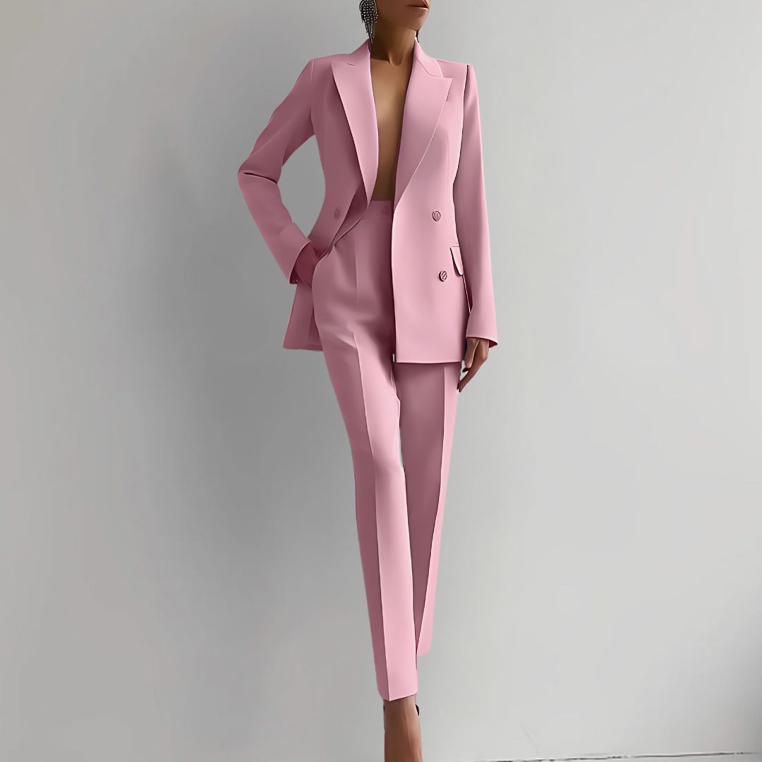 Costume rose élégant pour femme, style moderne et chic, veste à double boutonnage, pantalon ajusté, mode féminine tendance.