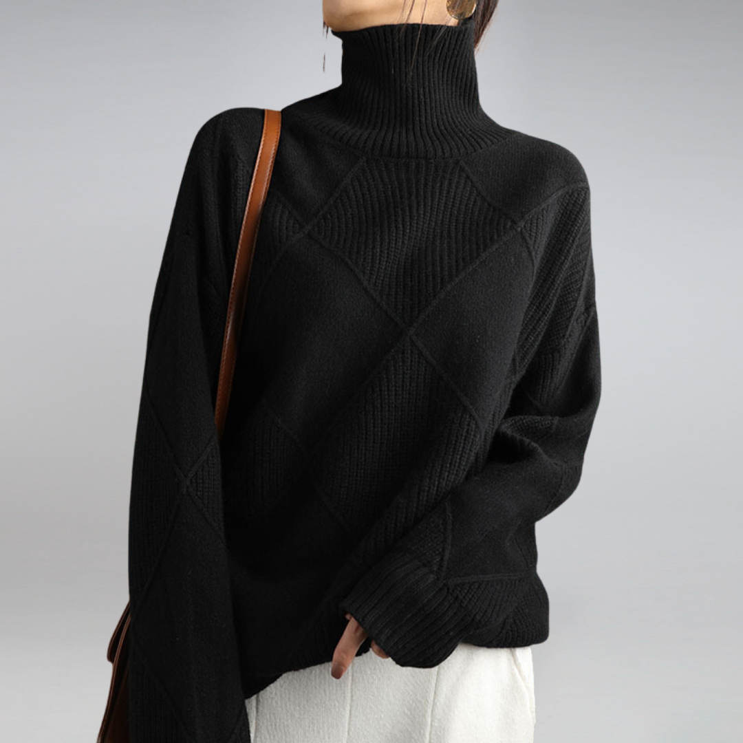 Pull noir à col roulé en maille texturée, porté par une personne, avec un sac à bandoulière marron. Mode automne-hiver, style élégant et confortable.