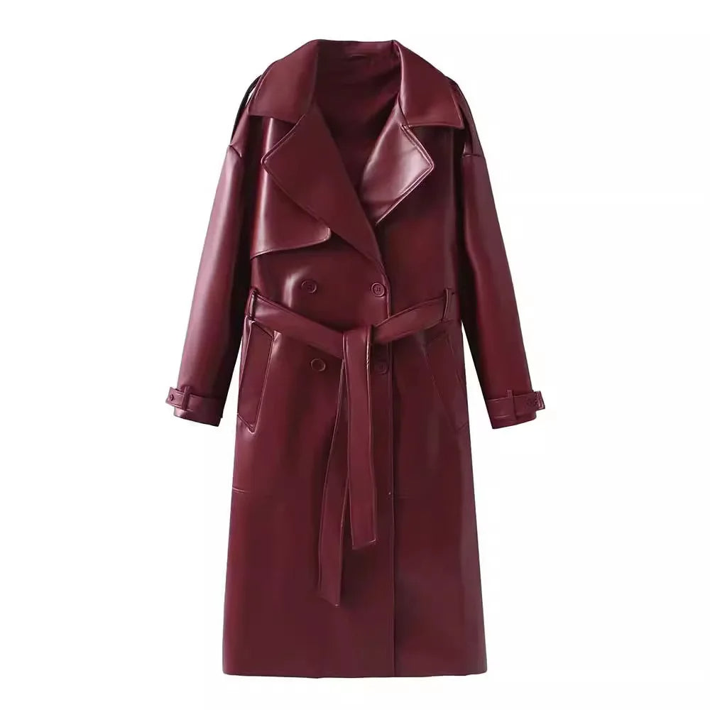 Manteau trench en cuir bordeaux pour femme avec ceinture, style élégant et moderne, parfait pour l'automne et l'hiver.
