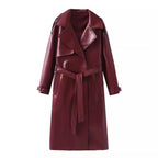 Manteau trench en cuir bordeaux pour femme avec ceinture, style élégant et moderne, parfait pour l'automne et l'hiver.