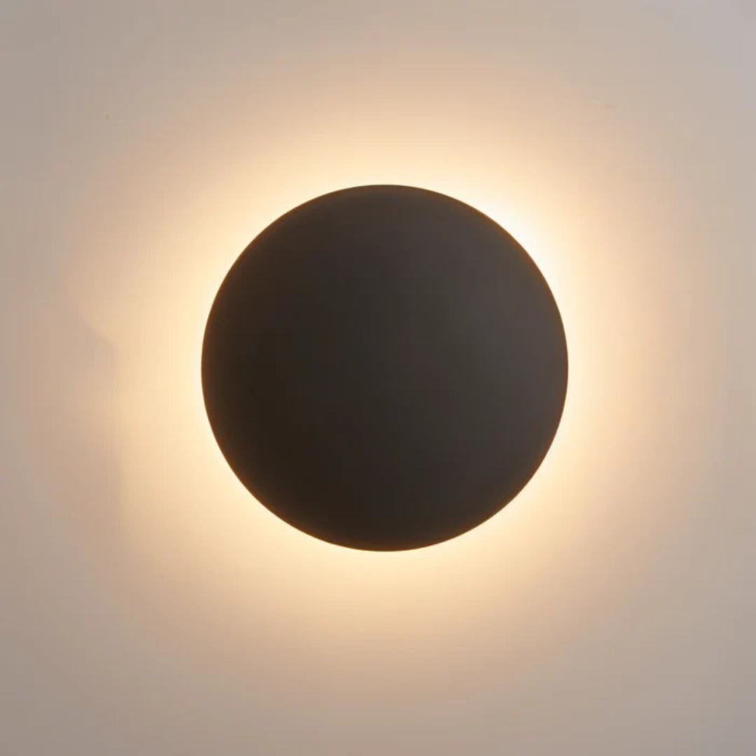 Applique murale LED ronde noire, design moderne, lumière douce, éclairage intérieur, décoration murale élégante, ambiance chaleureuse.