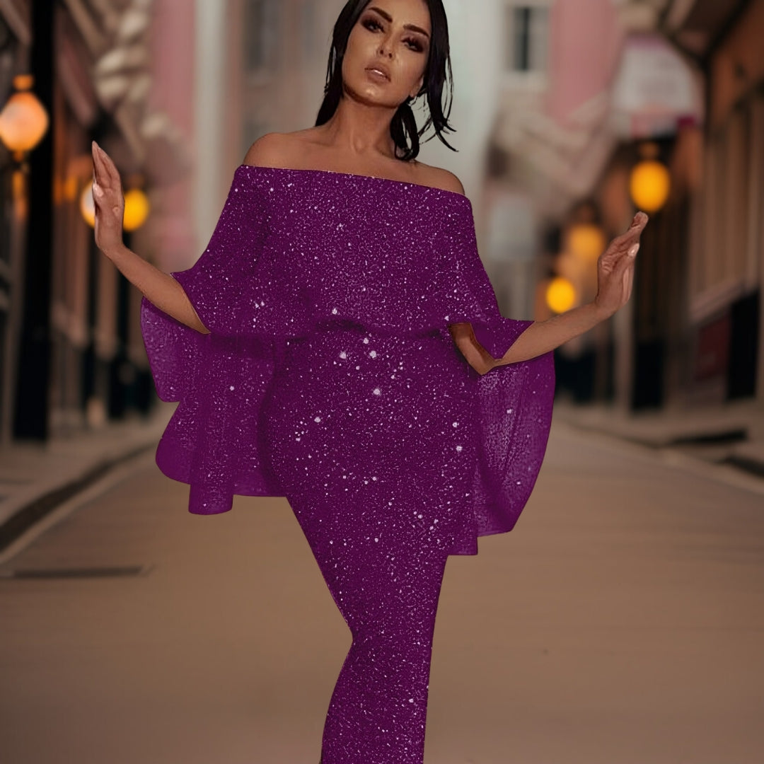 Femme en robe violette scintillante, posant dans une rue urbaine éclairée. Mode élégante, tenue de soirée glamour, style chic.