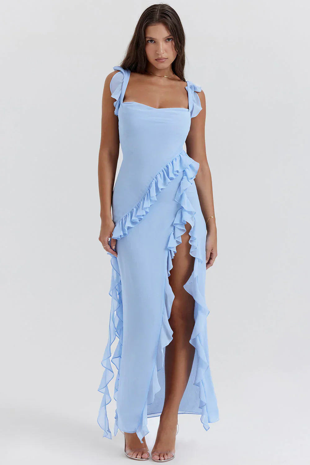 Robe longue bleue à volants, fendue sur le côté, portée par une femme. Mode élégante, tenue de soirée, style chic et moderne.
