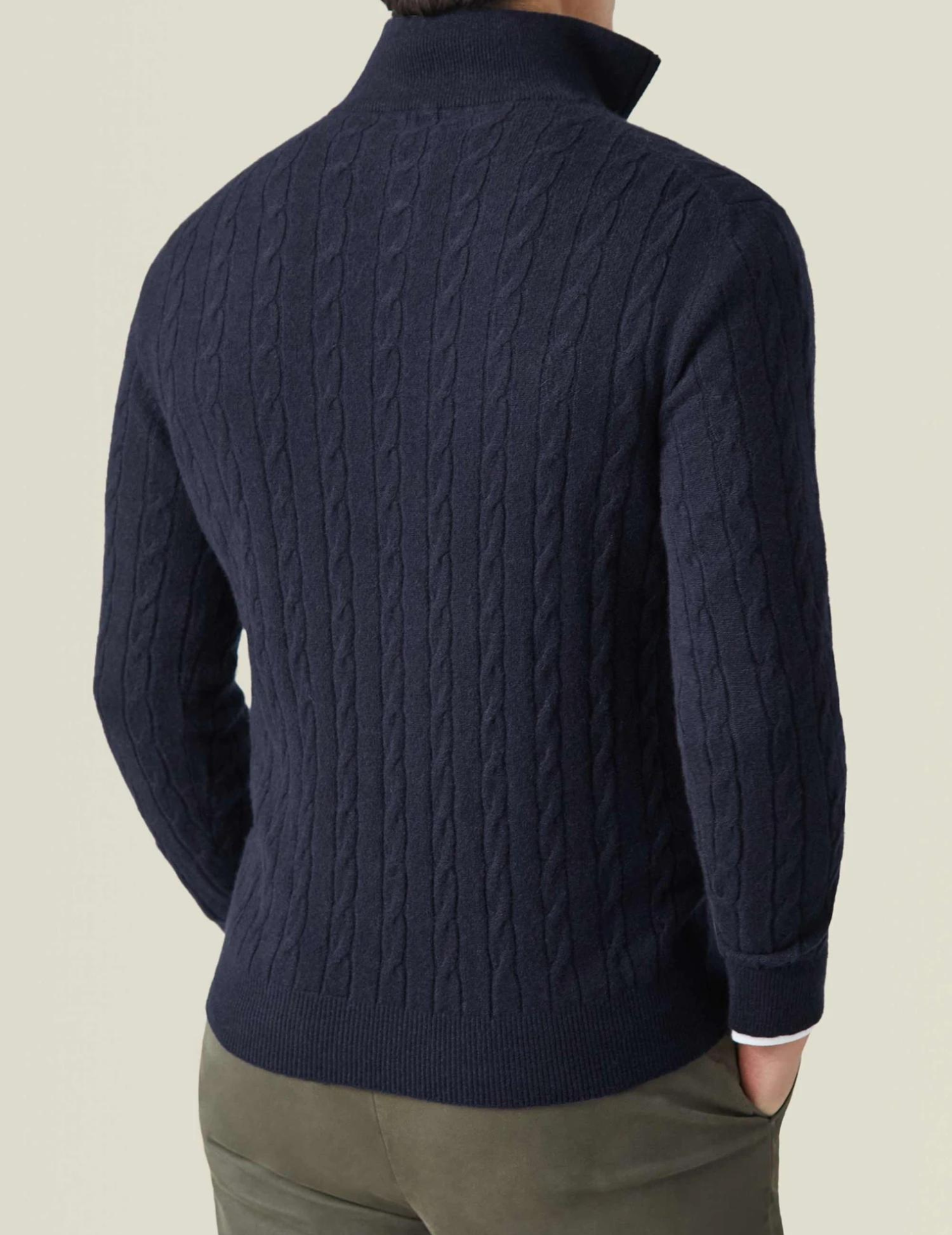 Pull-over bleu marine en laine torsadée pour homme, col montant, manches longues, style élégant et chaud, idéal pour l'hiver et la mode masculine.