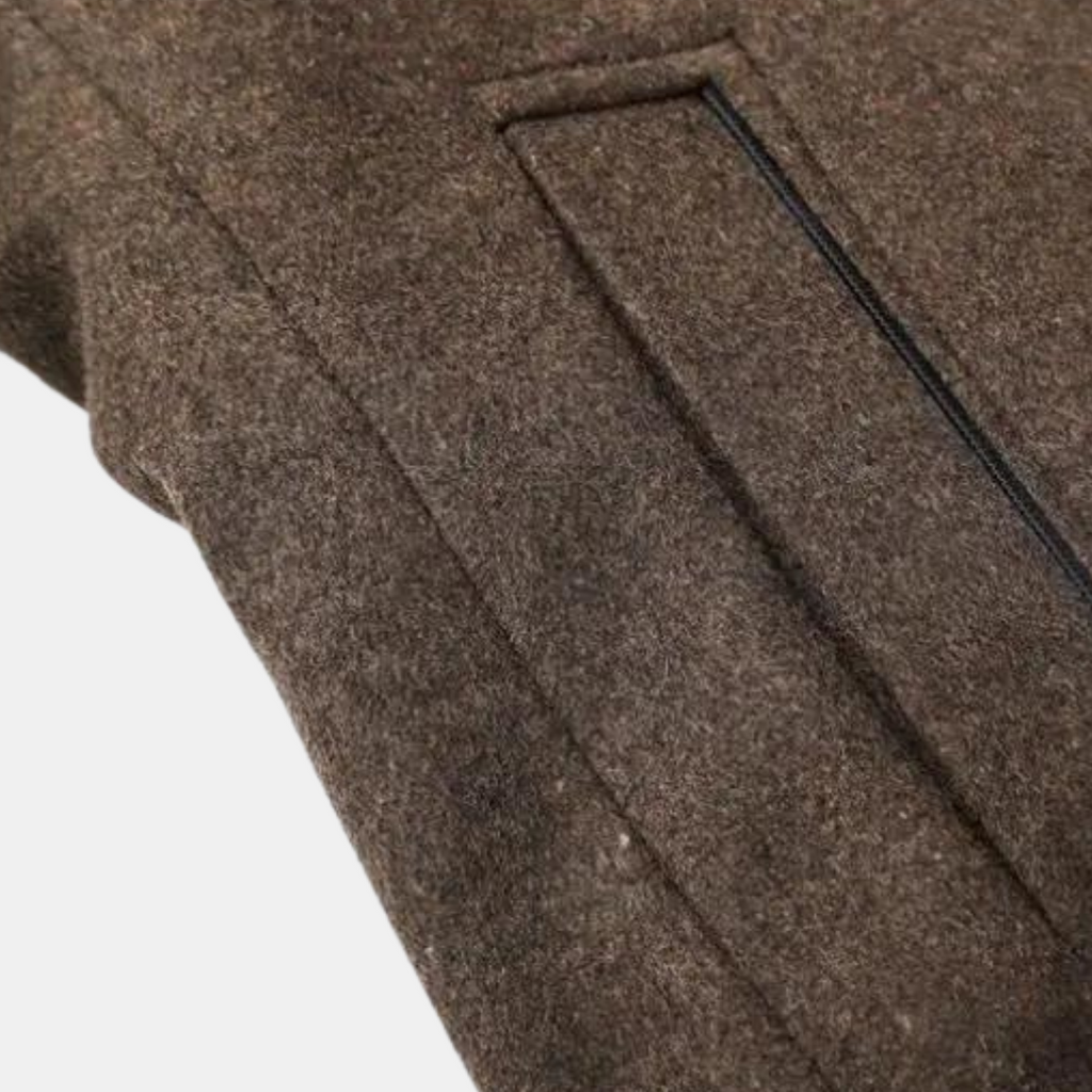 Veste en laine marron avec poche zippée, texture épaisse et chaude, idéale pour l'hiver. Mode homme, vêtement élégant et confortable.
