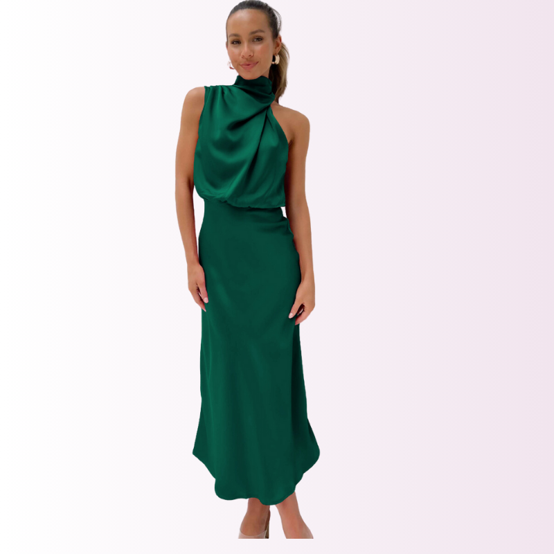 Robe longue verte élégante, sans manches, avec col drapé, portée par une femme souriante. Mode féminine chic, tenue de soirée sophistiquée.