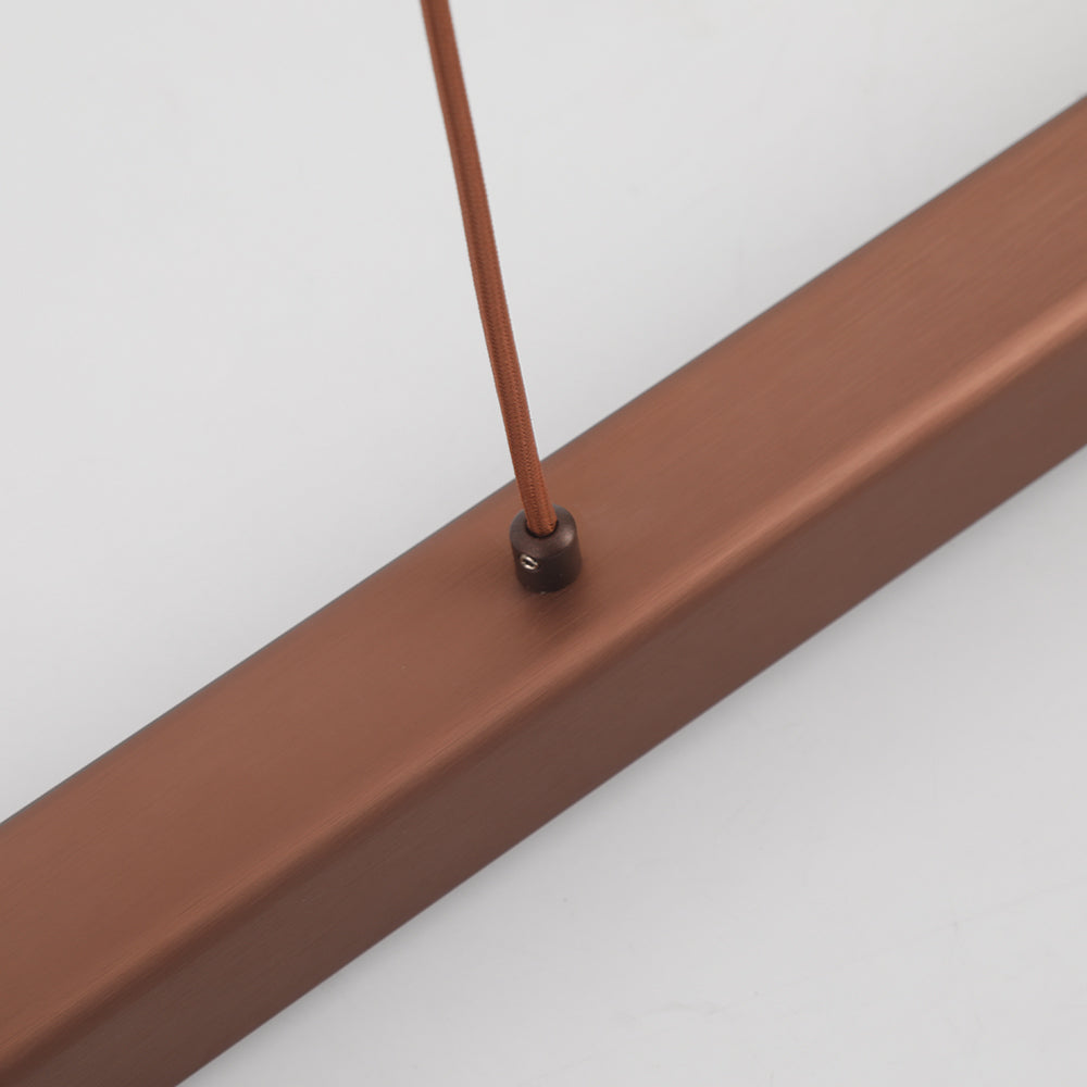 Câble suspendu à une barre métallique marron, design moderne. Accessoire d'éclairage intérieur, style minimaliste, couleur cuivre.