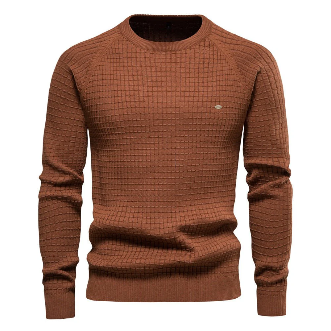 Pull marron en maille texturée pour homme, col rond, manches longues. Mode automne-hiver, style décontracté, tendance et confortable.