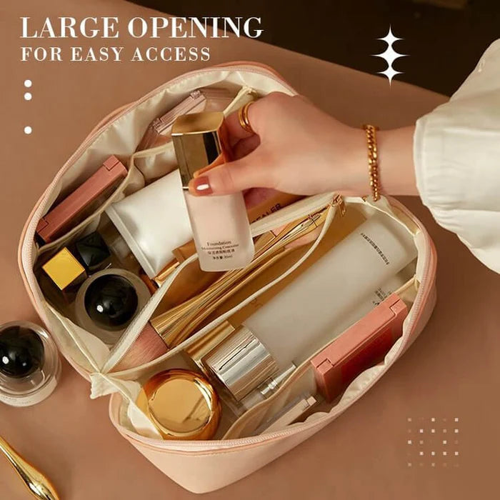 Trousse de maquillage beige ouverte, contenant divers produits cosmétiques et soins de la peau, avec une main tenant un flacon.