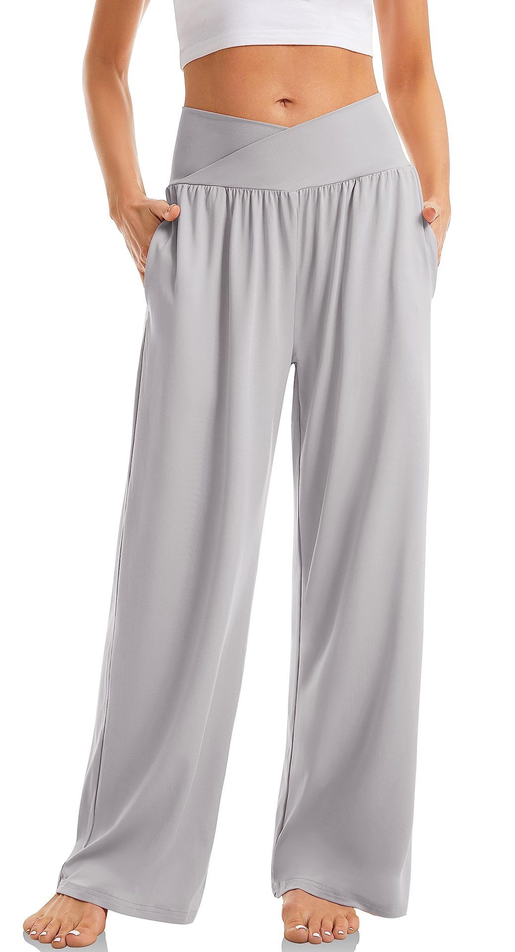 Pantalon large gris taille haute pour femme, style décontracté, avec poches latérales. Mode féminine, confort, vêtement tendance.