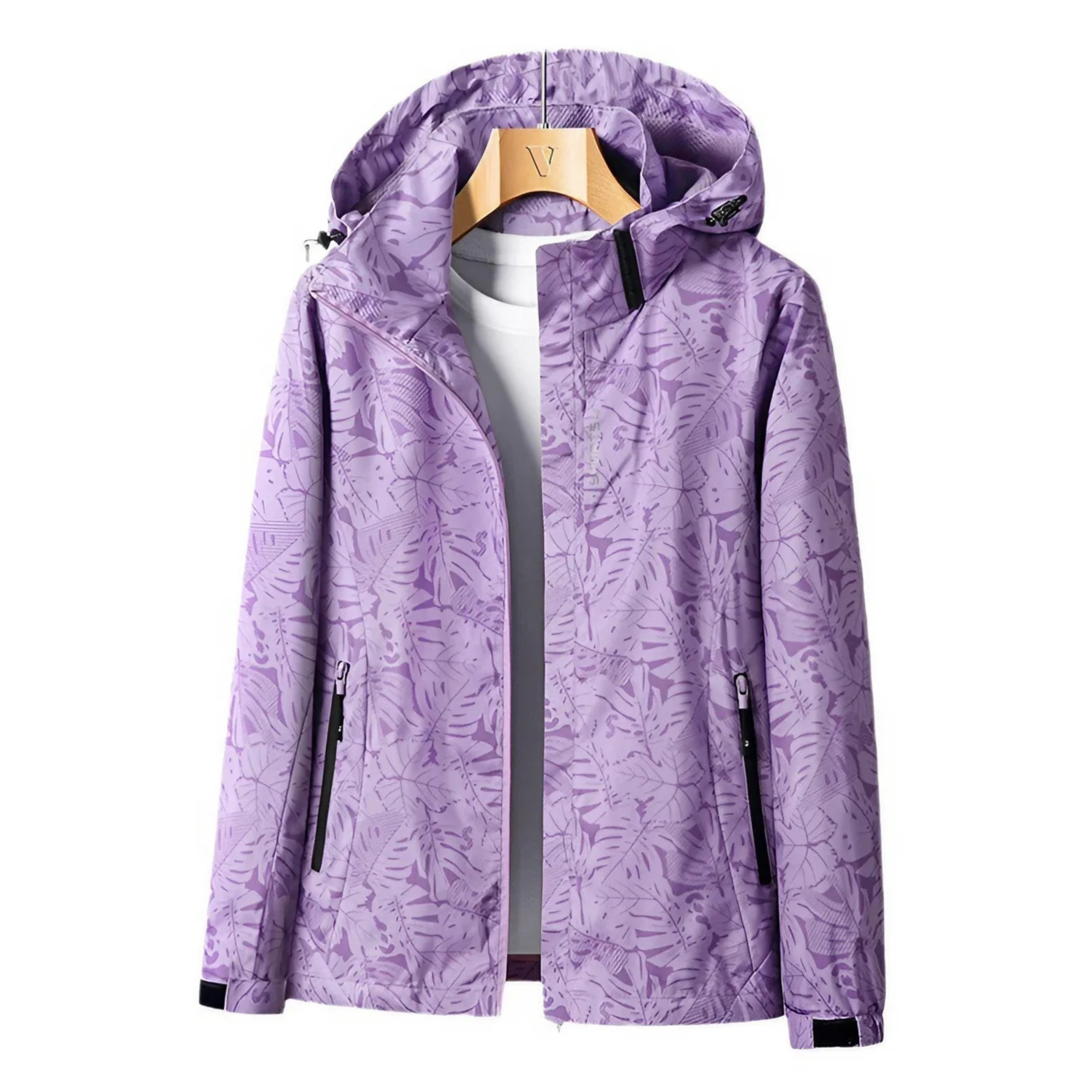 Veste imperméable violette à motifs floraux, capuche ajustable, fermetures éclair noires, accrochée sur un cintre en bois.