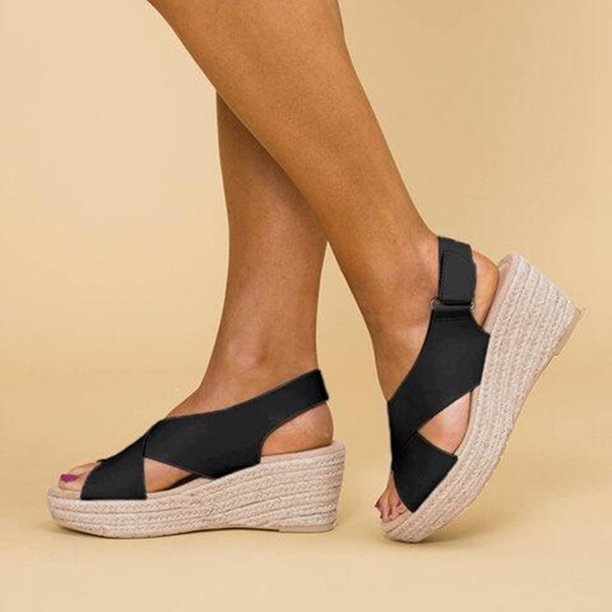 Sandalias de moda que sujetan los pies.