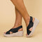 Sandalias de moda que sujetan los pies.