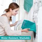 Femme utilisant un sac de lavage vert résistant à l'eau dans une machine à laver, salle de bain moderne, serviettes en arrière-plan.
