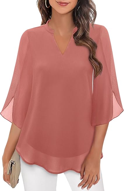 Blouse rose à manches trois-quarts évasées, col en V, portée par une femme tenant une pochette beige. Mode féminine élégante et décontractée.