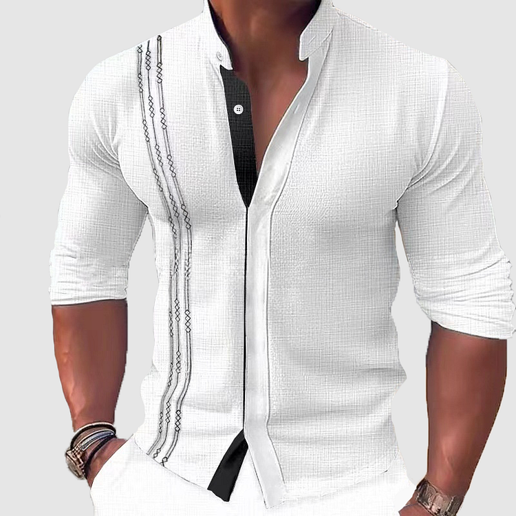 Camisa de manga larga con cuello y tapeta de botones.