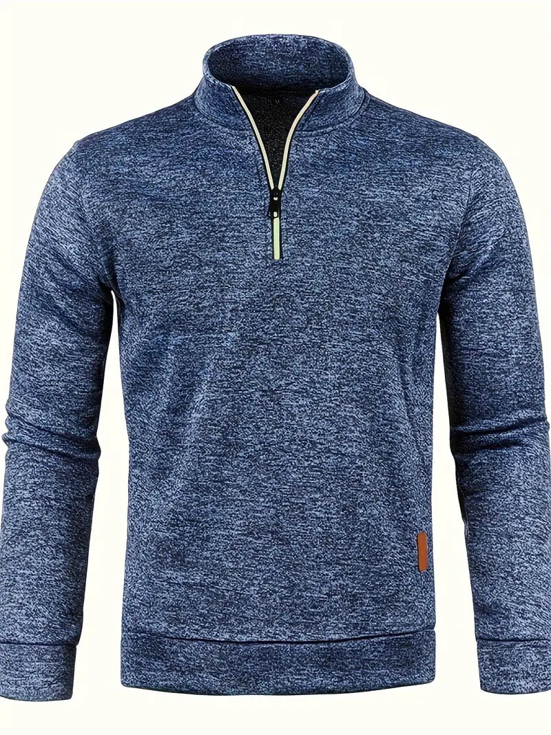 Pull-over bleu chiné à col zippé pour homme, manches longues, style décontracté. Mode masculine, vêtement automne-hiver, tendance actuelle.
