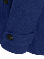 Manche de manteau bleu en laine avec bouton noir, texture épaisse et élégante, mode hiver, vêtement chaud pour homme ou femme.