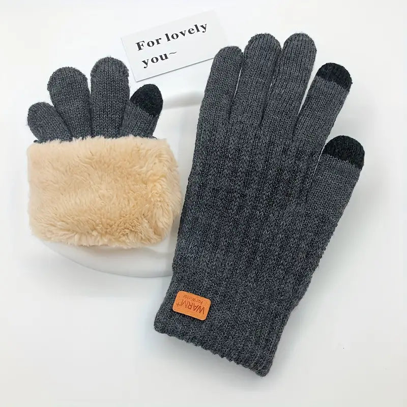 Gants d'hiver gris en tricot avec doublure en fausse fourrure beige, étiquette "Warm", adaptés pour écran tactile, sur fond blanc.