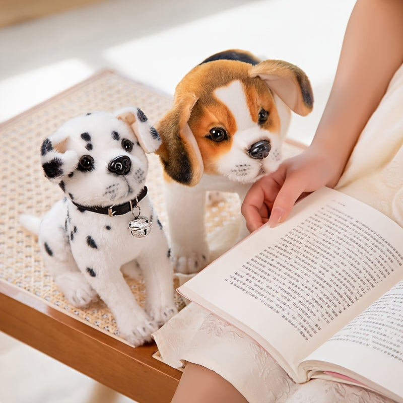 Deux peluches de chiots réalistes, un dalmatien et un beagle, posées sur une chaise en osier à côté d'une personne lisant un livre.
