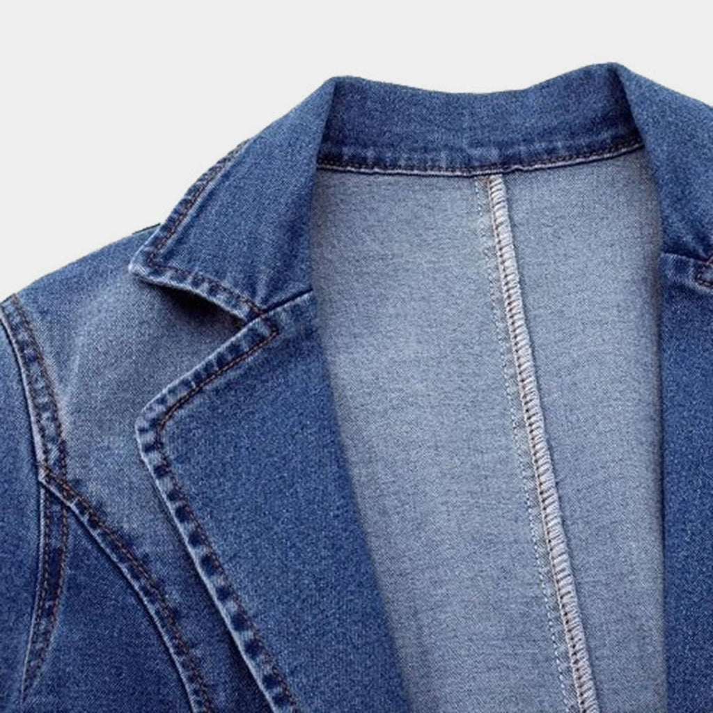 Veste en jean bleu pour femme, col classique, couture apparente, style décontracté, mode tendance, vêtement en denim, gros plan.