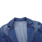 Veste en jean bleu pour femme, col à revers, couture centrale visible, style décontracté, mode tendance, vêtement en denim, gros plan.