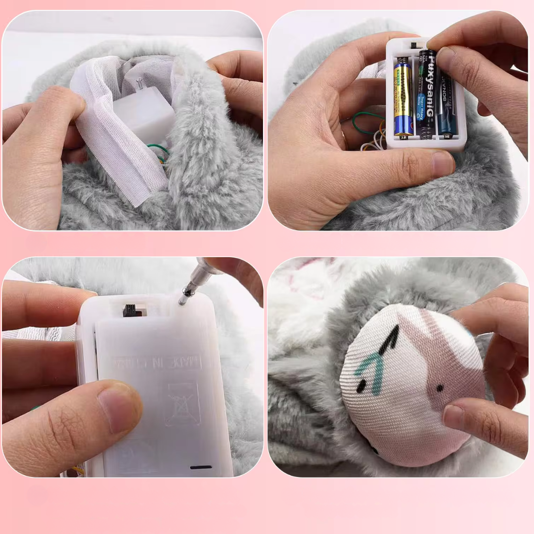 Quatre étapes pour insérer des piles dans une peluche interactive grise, montrant l'ouverture, le compartiment à piles, et le bouton d'activation.