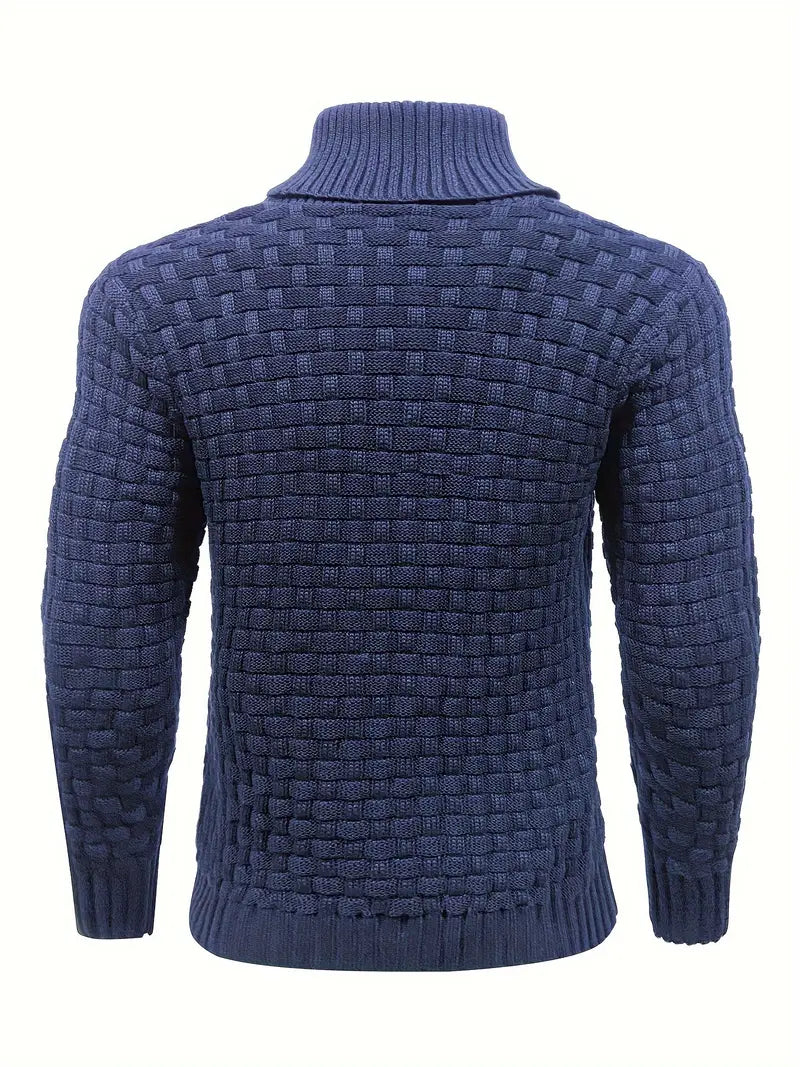 Pull bleu marine en tricot torsadé, col montant, manches longues, motif texturé. Mode hiver homme, style élégant et confortable.
