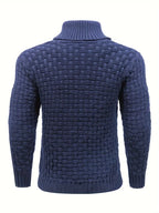 Pull bleu marine en tricot torsadé, col montant, manches longues, motif texturé. Mode hiver homme, style élégant et confortable.