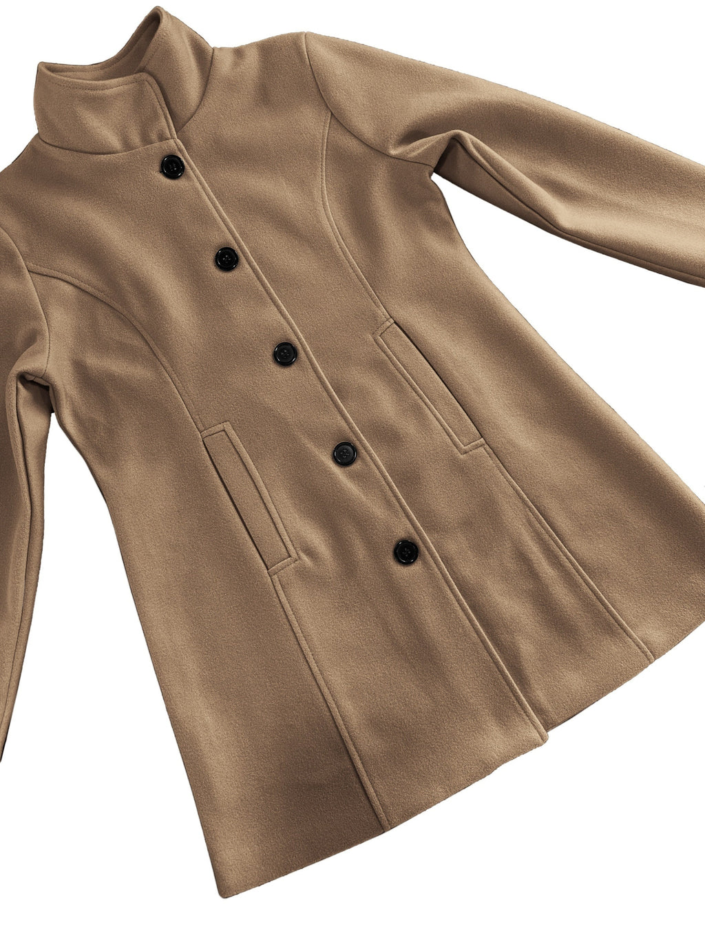 Manteau en laine beige pour femme, élégant et chaud, avec boutons noirs et poches avant. Mode automne-hiver, vêtement chic et tendance.