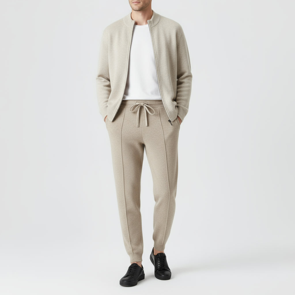 Homme portant un ensemble décontracté beige, composé d'un cardigan et d'un pantalon en maille, avec des baskets noires. Mode masculine élégante.