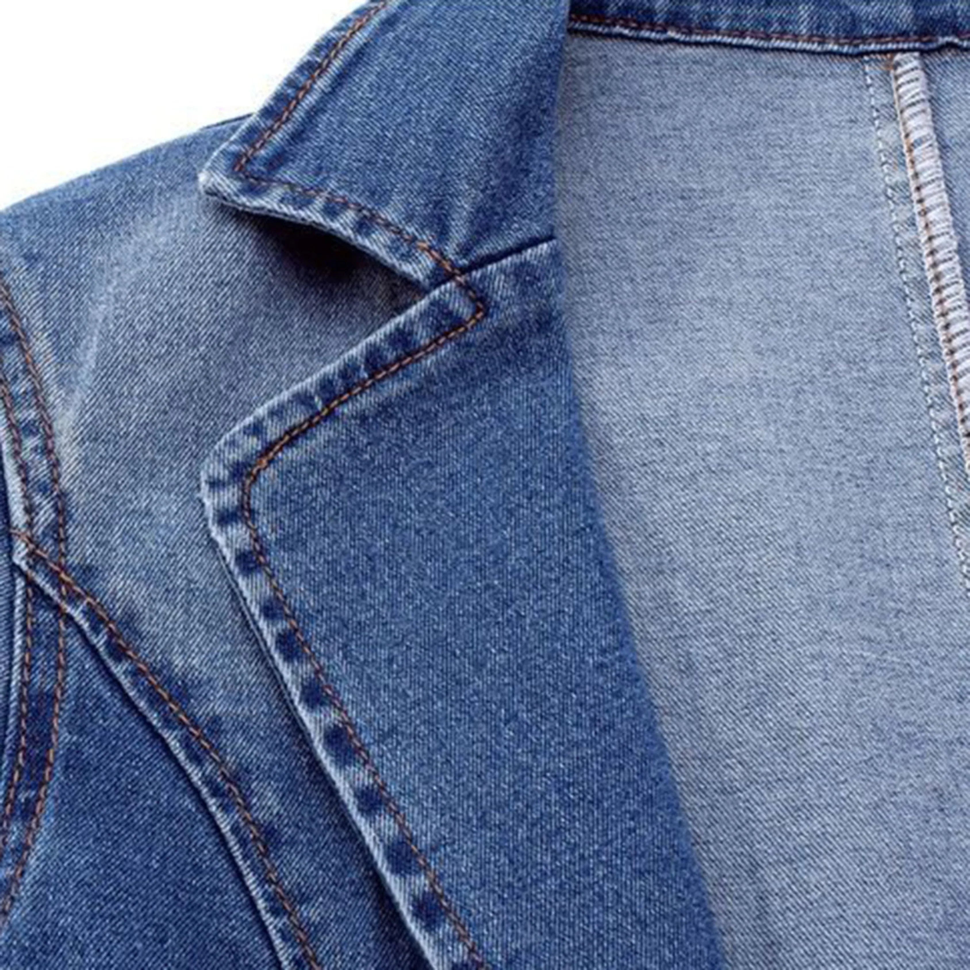 Veste en jean bleu avec coutures contrastées, col à revers, style décontracté. Mode tendance, vêtement en denim, look urbain chic.