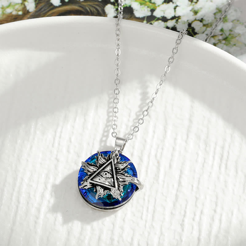 Collier pendentif œil de la Providence en argent sur fond blanc, design triangle illuminati, chaîne délicate, bijou ésotérique tendance.