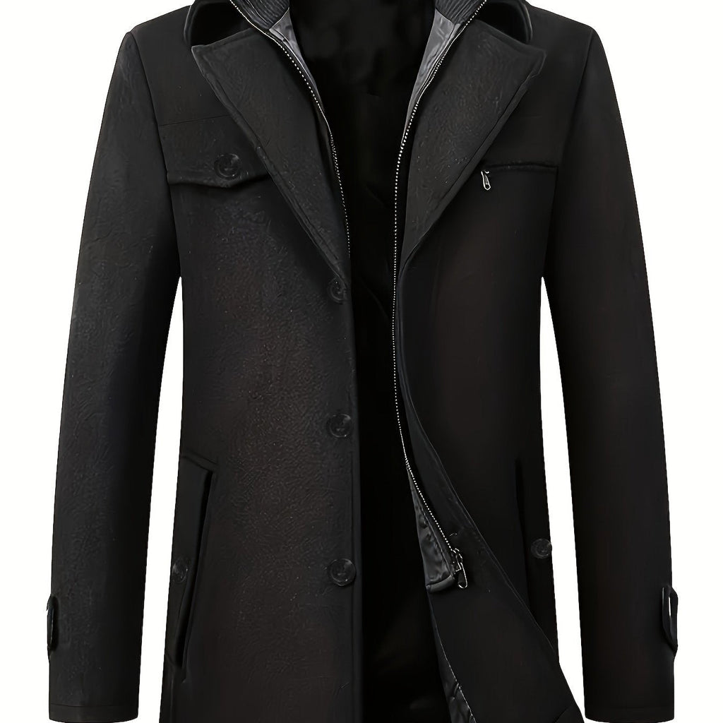 Manteau noir élégant pour homme, style trench-coat, avec fermeture éclair et boutons, col rabattu, poches latérales. Mode masculine automne-hiver.