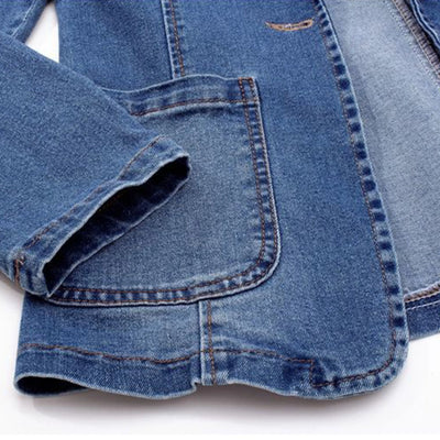 Veste en jean bleu avec coutures contrastées, poche avant et manches longues. Mode décontractée, tendance denim, vêtement intemporel.