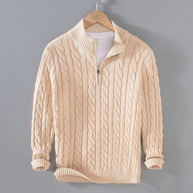 Pull torsadé beige en laine avec col zippé, suspendu sur un cintre en bois. Mode automne-hiver, vêtement chaud et élégant pour homme.