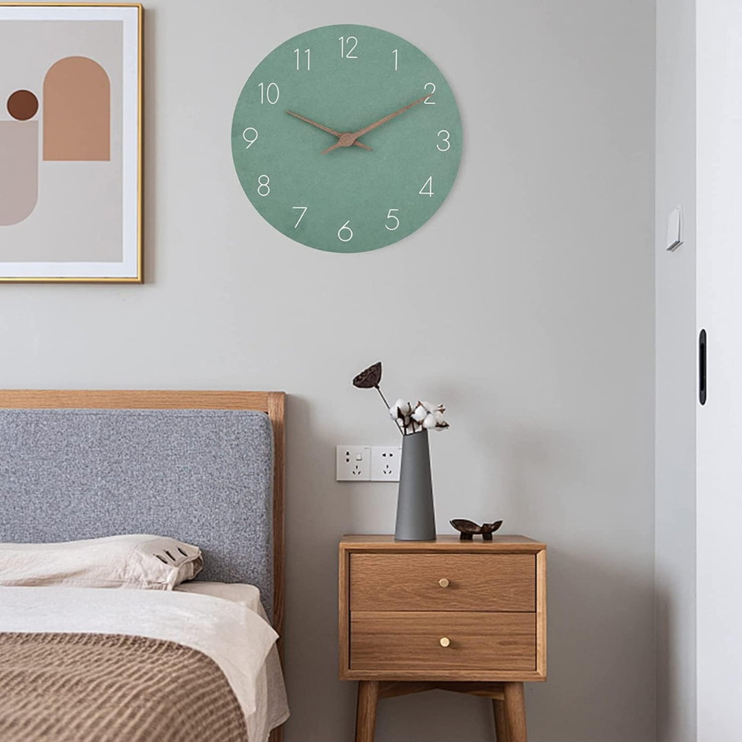 Horloge murale verte moderne dans une chambre minimaliste avec lit en bois, table de chevet et décoration murale abstraite.