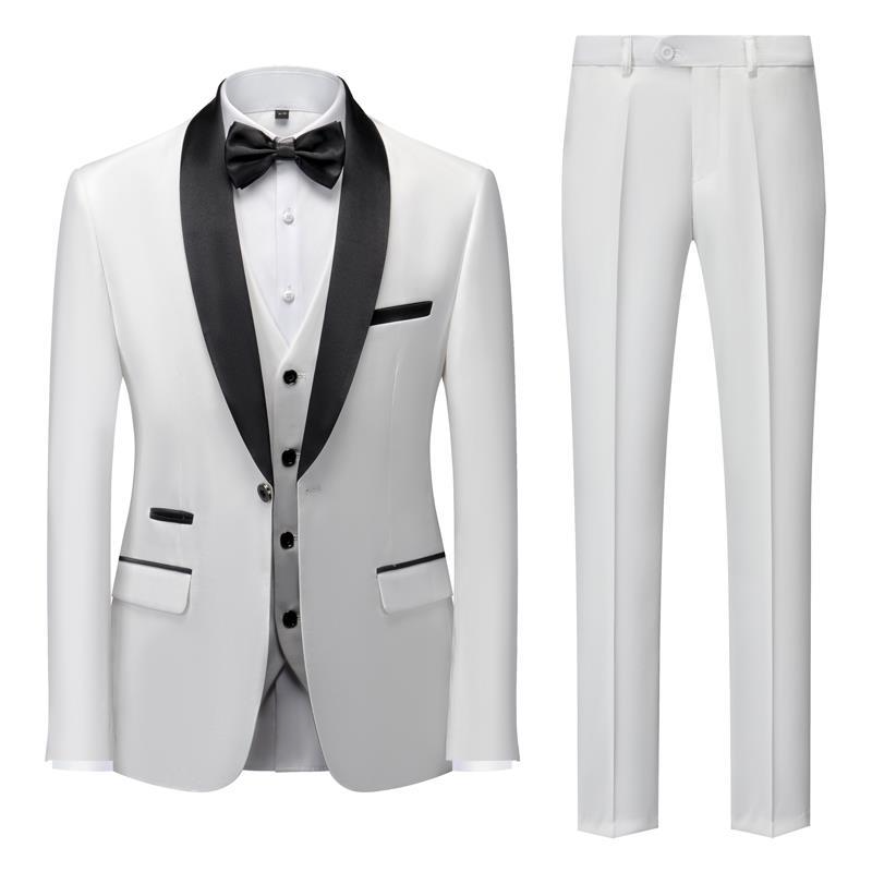 Costume de mariage blanc élégant avec veste à col châle noir, gilet assorti, pantalon et nœud papillon. Tenue formelle chic pour homme.