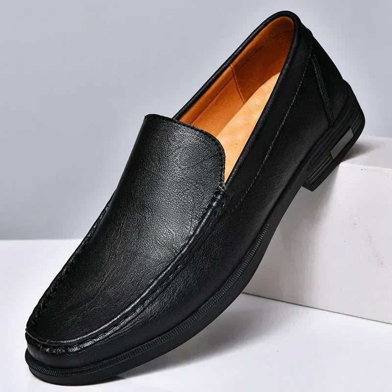 Mocassin en cuir noir pour homme, élégant et confortable, idéal pour un style décontracté ou formel. Chaussure tendance et polyvalente.