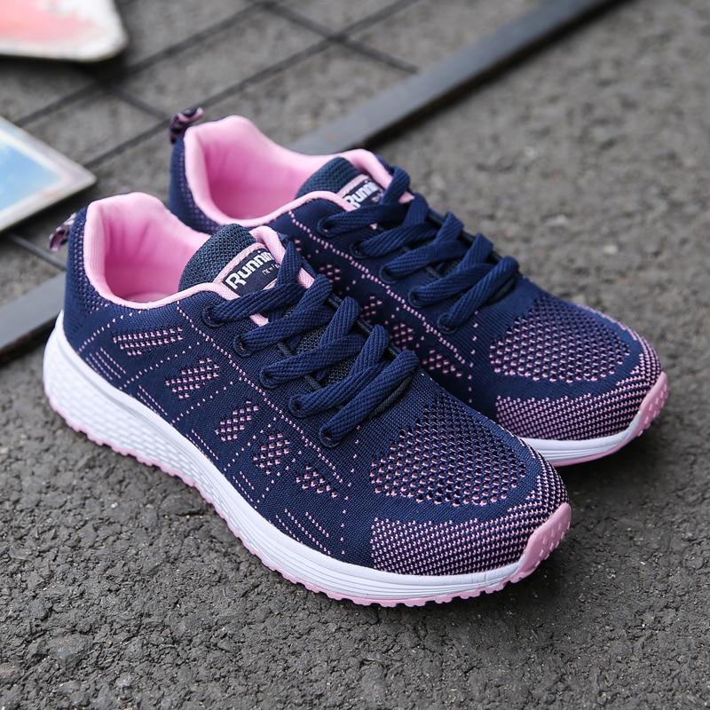 Chaussures de sport bleu marine et rose pour femmes, semelle blanche, design respirant, idéales pour la course à pied et le fitness.