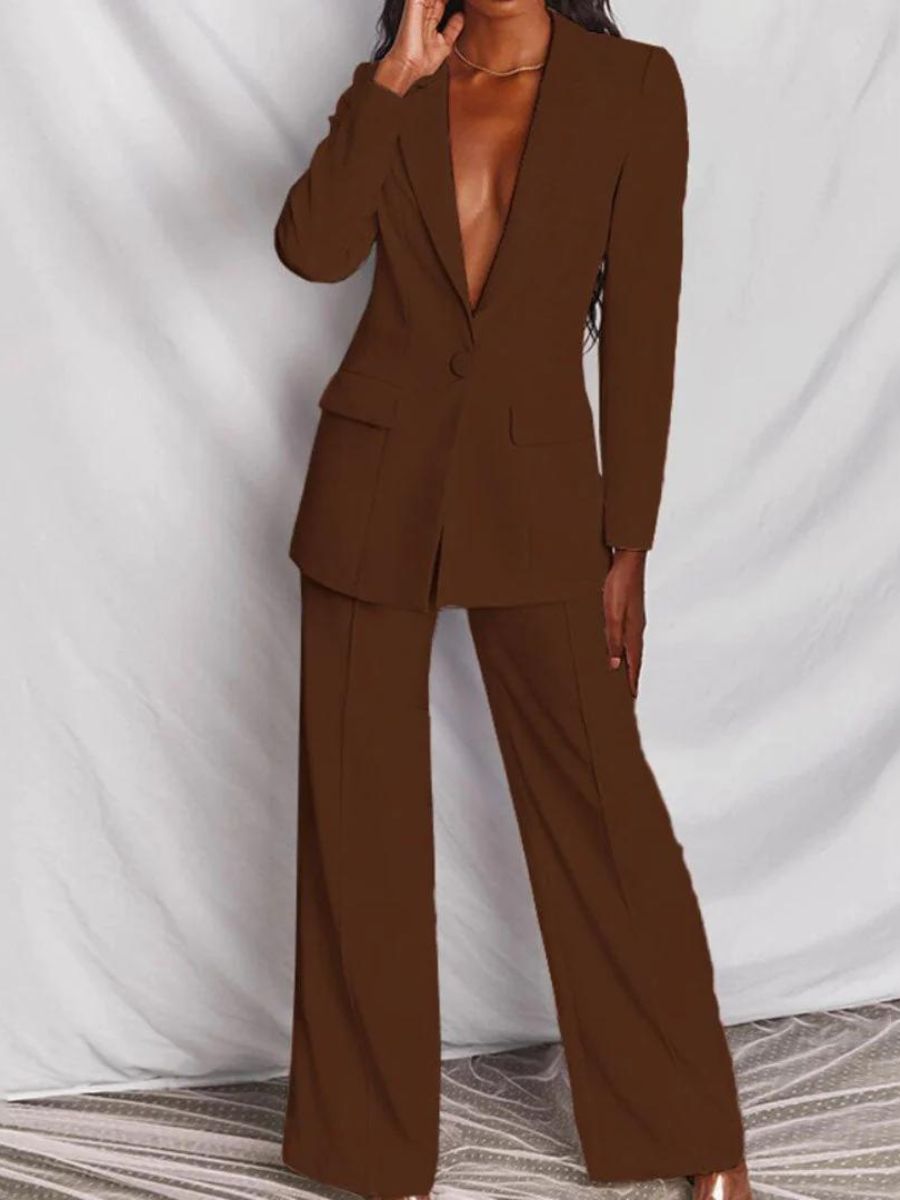 Femme portant un tailleur pantalon marron élégant, veste à un bouton, style moderne et chic, mode féminine professionnelle, fond neutre.