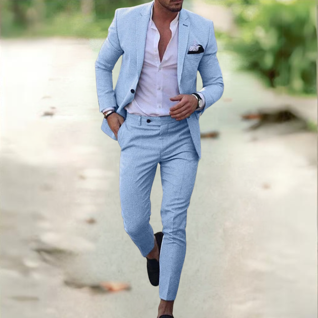 Homme en costume bleu clair, chemise blanche, marchant en extérieur. Mode masculine élégante, tenue de bureau décontractée, style moderne.