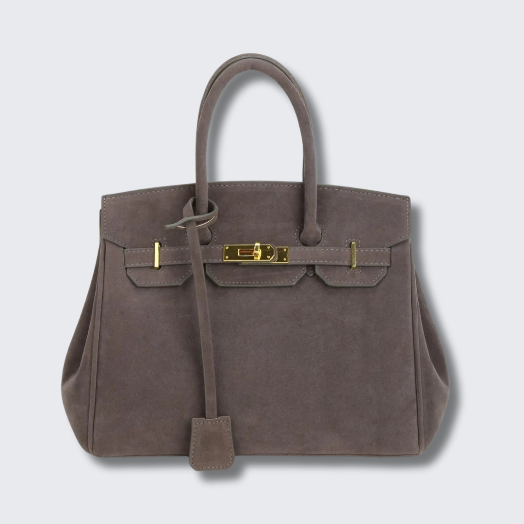 Sac à main en cuir marron avec fermoir doré, style Birkin, sur fond gris clair. Accessoire de mode élégant et luxueux pour femme.