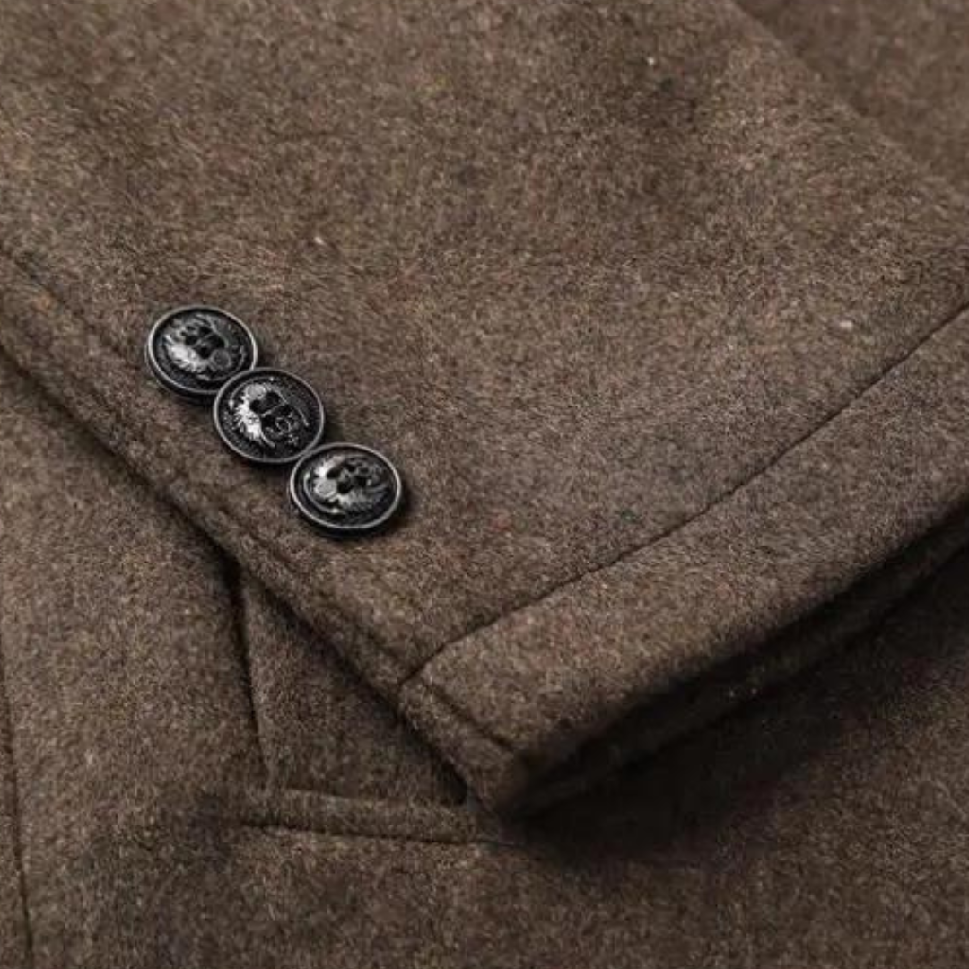Veste en laine marron avec boutons noirs gravés de têtes de mort, style élégant et tendance, mode automne-hiver, détail couture soignée.
