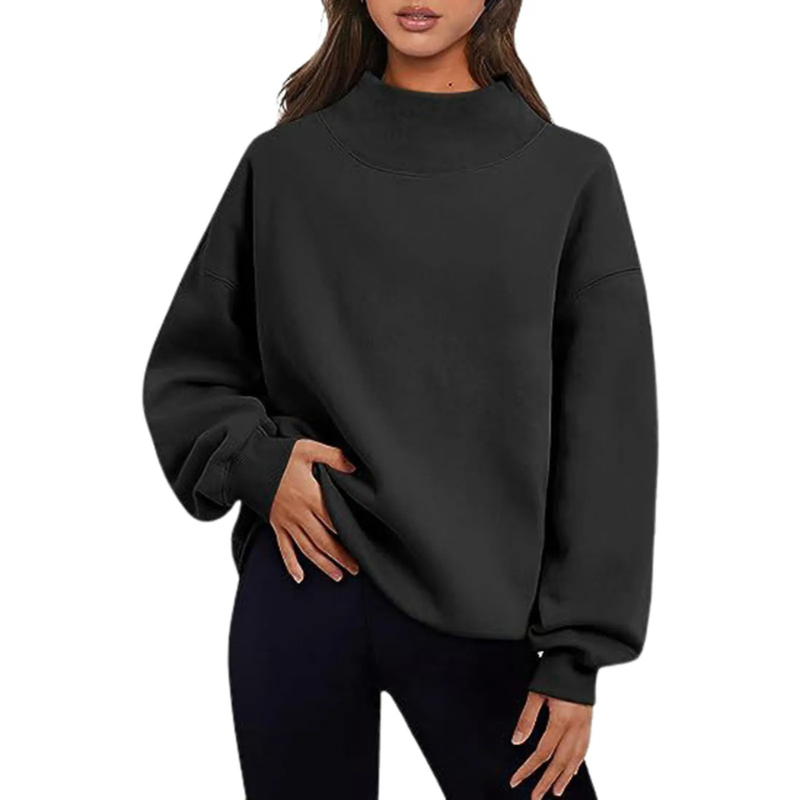Femme portant un pull noir ample à col montant, manches longues. Mode décontractée, tendance automne-hiver, vêtement confortable et élégant.